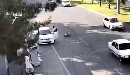 Araba kullanırken boğazına yemek kaçan sürücüyü uygulama noktasındaki polis kurtardı - gundem
