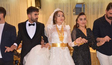 Rus gelin Hakkari'ye geldi, düğününde kilolarca altınla halay çekti - gundem