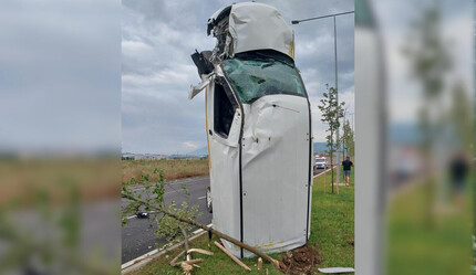 Otomobil havada asılı kaldı, görenler neye uğradığını şaşırdı - gundem