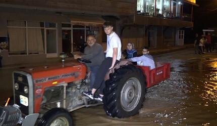 Şiddetli yağışlarla dere 5 metre yükseldi, mahalle sular altında kaldı - gundem
