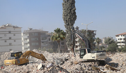 Hatay'da ağır hasarlı binaların yıkımı devam ediyor - gundem
