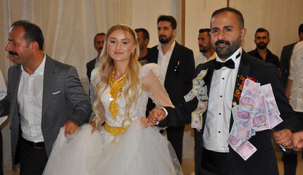 Ukraynalı Tetianna Hakkari'ye gelin geldi, 2 bin kişilik düğünleri olay oldu - dunya