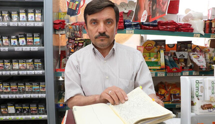 Gizemli hayırsever yine iş başında! Veresiye defterindeki borçları ödedi - gundem