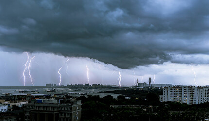 Talim tayfunu etkisini artırıyor! 230 bin kişi tahliye edildi - dunya