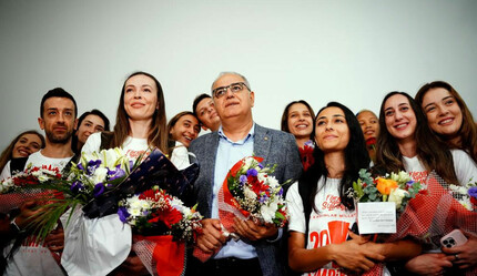 Türkiye'nin gururu, altın madalyalı A Milli Kadın Voleybol Takımı yurda döndü - voleybol