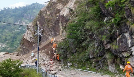Hindistan'da heyelan felaketi: 10 kişi öldü, 17 ev toprak altında kaldı - dunya
