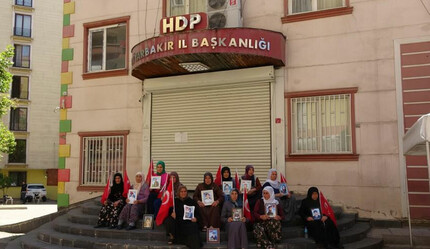 Yazın kavurucu sıcağına direniyorlar: Anneler, evlatları için HDP binası önündeki nöbetlerini sürdürüyor - gundem