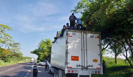Terk edilmiş bir kamyonda 148 düzensiz göçmen bulundu - gundem