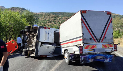 Diyarbakır'da römork takılı minibüs devrildi: 10 yaralı - gundem