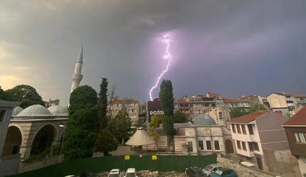 İstanbul sabaha şimşeklerle uyandı, Meteoroloji yeni raporu paylaştı - gundem