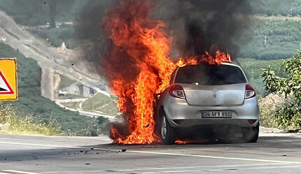 Alev topuna dönen otomobilden kendi zor attı - gundem