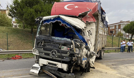 Esenyurt'ta feci kaza! Sebze yüklü kamyon bariyerleri aştı devrilerek durdu: 1 ölü, 1 yaralı - gundem