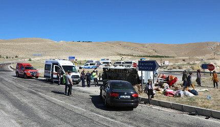 İşçileri taşıyan minibüs ile otomobil çarpıştı: Çok sayıda yaralı var - futbol
