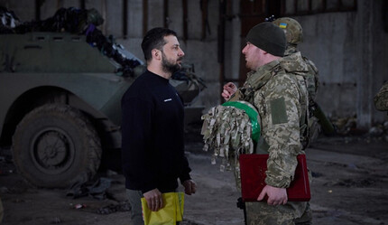 Zelenskiy'den Bahmut yakınlarındaki Ukrayna askerlerine ziyaret - dunya