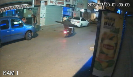 Arkadaşlarıyla sohbet ederken bacağından vuruldu: Saldırı anı kameraya anbean yansıdı - gundem