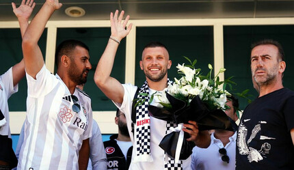 Beşiktaş'ın Milan'dan transferi Ante Rebic kendisini karşılamaya gelen taraftarlara üçlü çektirdi - spor