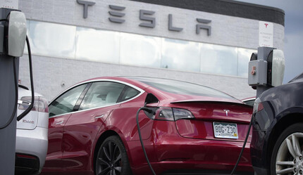 Tesla fabrikasından şoke eden görüntüler! 40 saniyede 1 araba - t-otomobil