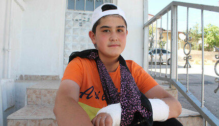 Köpekten kaçarken otomobilin altında kalıyordu! Küçük çocuk şans eseri kurtuldu - gundem