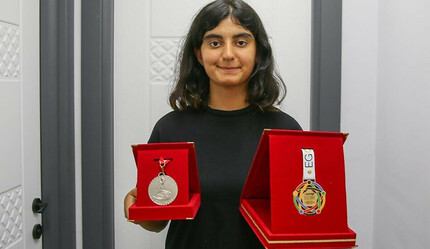 Depreme rağmen pes etmedi: Avrupa Bilgisayar Olimpiyatı'nda yine şampiyon Duru Özer oldu - spor