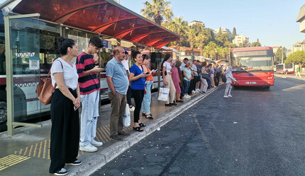 İzmir’deki grevin 2. gününde duraklar doldu taştı - gundem