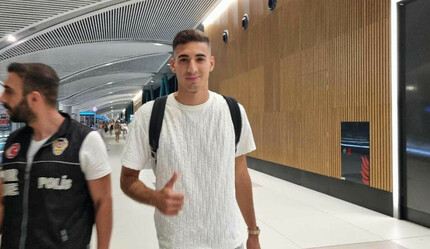 Fenerbahçe’nin yeni transferi Mert Müldür imza için İstanbul’a geldi - spor