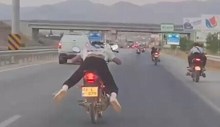 Motorsikletli gençler canlarını hiçe saydı, o anlar kameralara saniye saniye yansıdı - gundem