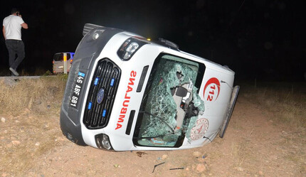 Hasta taşıyan ambulans şarampole devrildi: 5 yaralı - gundem
