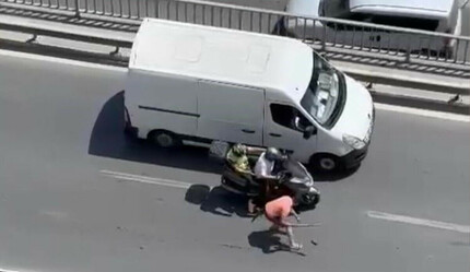 Trafikte zor anlar: Tır sürücüsü motosikleti parçaladı - gundem