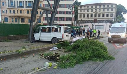 İşçileri taşıyan minibüs kaza yaptı: Çok sayıda ölü ve yaralı var - futbol