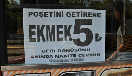 Fırıncıdan geri dönüşüme destek: Poşetini getirene ekmek 7 TL yerine 5 TL - ekonomi