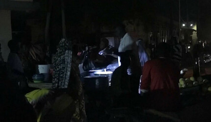 25 milyonluk ülkenin elektriğini kestiler: Sokaklar karanlığa gömüldü - dunya