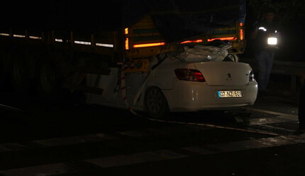 Şanlıurfa'da otomobil tırın altına girdi: 2 genç hayatını kaybetti - gundem