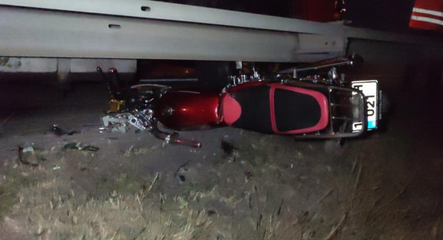 Motosiklet, tır ile bariyer arasına sıkıştı! 1 ölü 3 yaralı var! - gundem