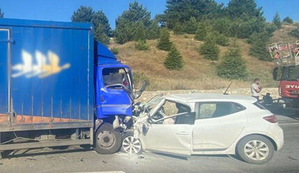 Kamyonetle otomobilin korkunç kazası genç adamı hayattan kopardı - gundem