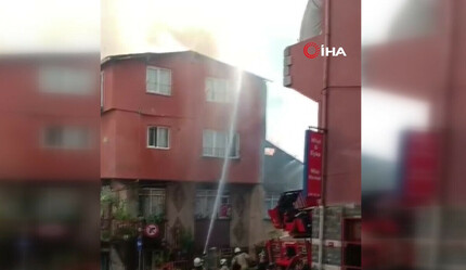 Kağıthane’de panik anlar! Çatı alev alev yandı, yandaki bina zarar gördü - gundem