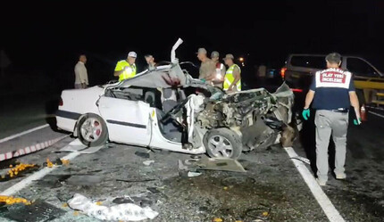 Feci kaza! Otomobille traktör çarpıştı: Ölü ve yaralılar var - gundem