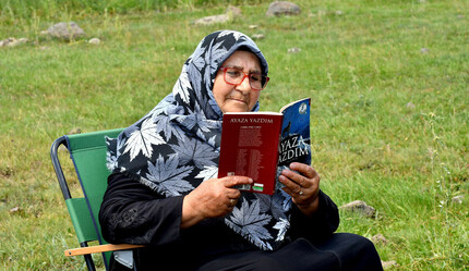 Gençlerin yapmadığını yapıyor: 70 yaşındaki Netice nine tam bir kitap kurdu - yasam