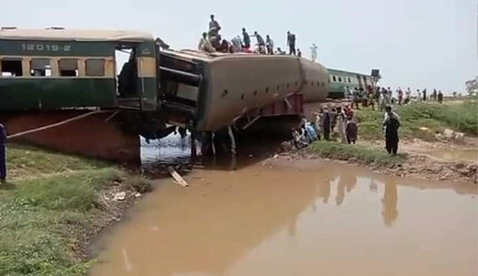 Pakistan'da tren raydan çıktı: 22 ölü, 100 yaralı - dunya