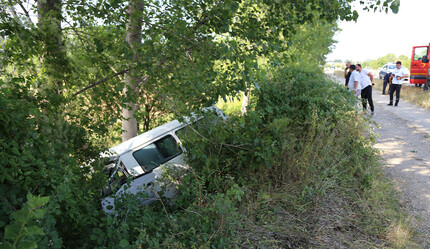 Minibüs şarampole uçtu, sürücü araçta sıkıştı - gundem