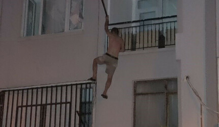 Eli bıçaklı adam mahalleliyi ayağa kaldırdı, polise direnişi kameralara yansıdı - gundem