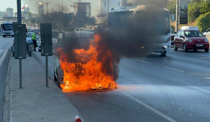 Seyir halindeki araç alev alev yandı! Maltepe’de trafik kilitlendi - gundem