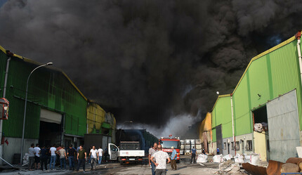 Adana'da geri dönüşüm tesisinde yangın! 18 iş yerine sıçradı, alevler kontrol altına alındı - gundem