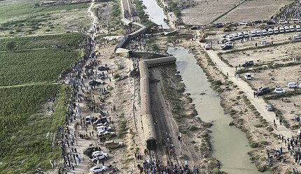 Pakistan'da 30 kişinin öldüğü tren kazasında sabotaj şüphesi - dunya