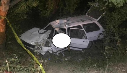 Otomobil ağaca çarptı: 2 ölü 1 yaralı - gundem