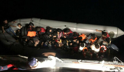 Balık istifi göçmen kaçakçılığı! Ayvacık’ta yakalandılar - dunya