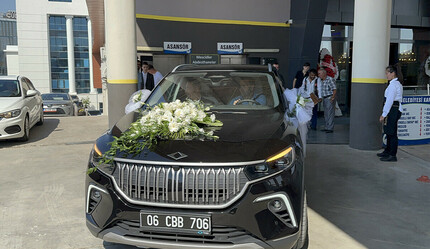 TOGG'u gelin arabası yaptılar: Arkasına yazdıkları yazı görenleri gülümsetti - ekonomi