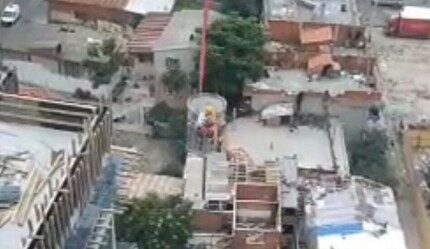 İşçiyi vinçle metrelerce yüksekliğe çıkardı, sorduğu soru duyanlara yok artık dedirtti - ekonomi