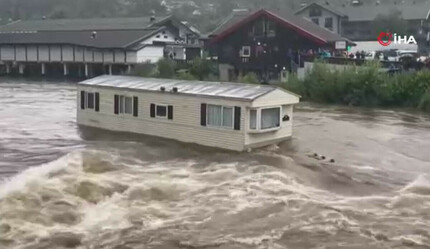 Film sahnesi gibi... Sel sularına kapılan ev köprüye çarpıp kağıt gibi ezildi - dunya