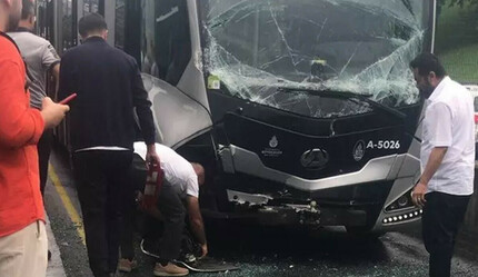 Üsküdar'da metrobüs kazası! Araçlarda büyük hasar oluştu - gundem