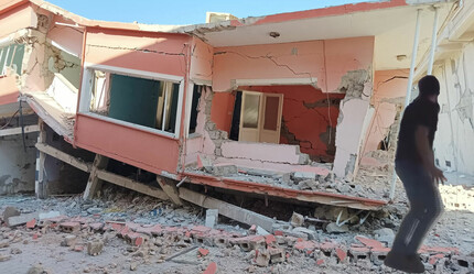 Bina kendiliğinden çöktü: Vatandaşın paniği kameraya yansıdı - teknoloji